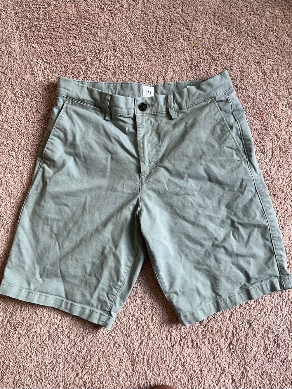 GAP essential khaki